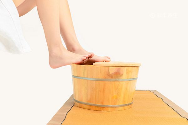 食醋泡脚的五大好处 促进血液循环改善脚气